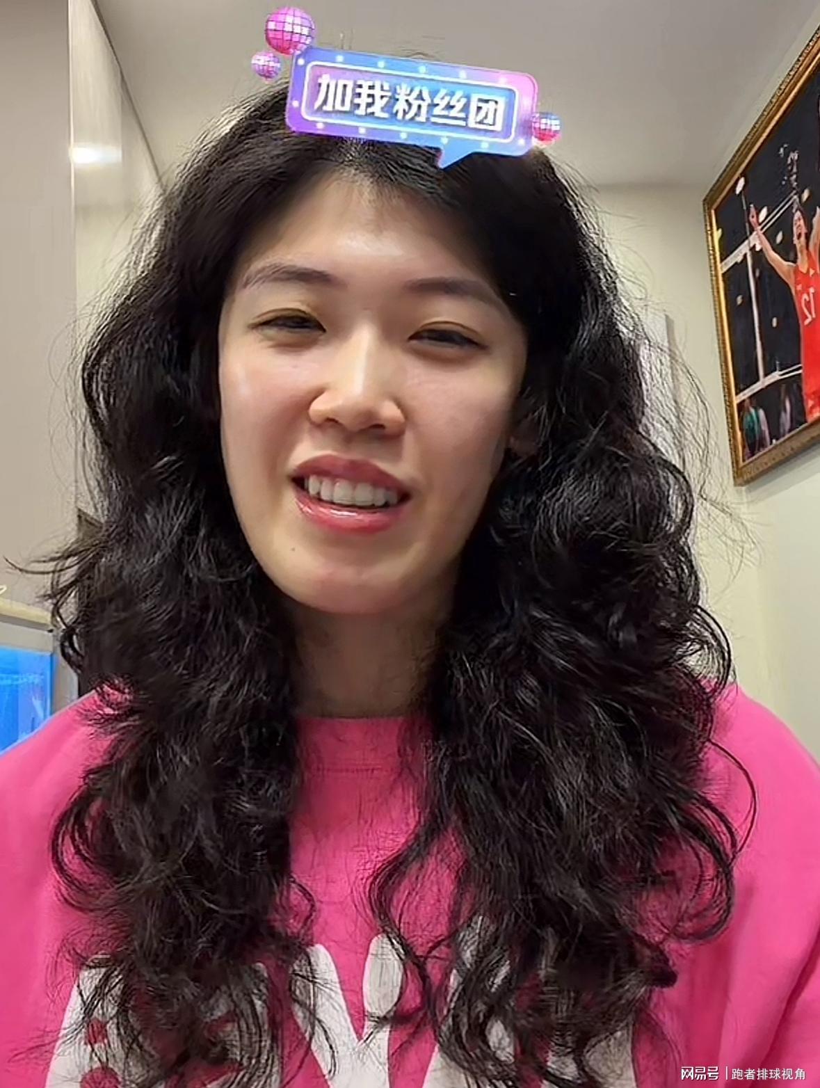 MK体育登录入口-李盈莹公布康复进度！单脚站立吃力，亚锦赛难归，直播疑似被警告